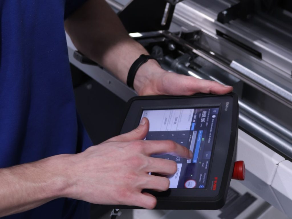 Kierownik produkcji podczas nadzorowania pracy zakładu SABNER. Oferta pracy kierownik produkcji